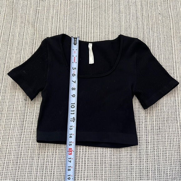 Aritzia Babaton black stretchy ribbed scoopneck crop top - Picture 2 of 5